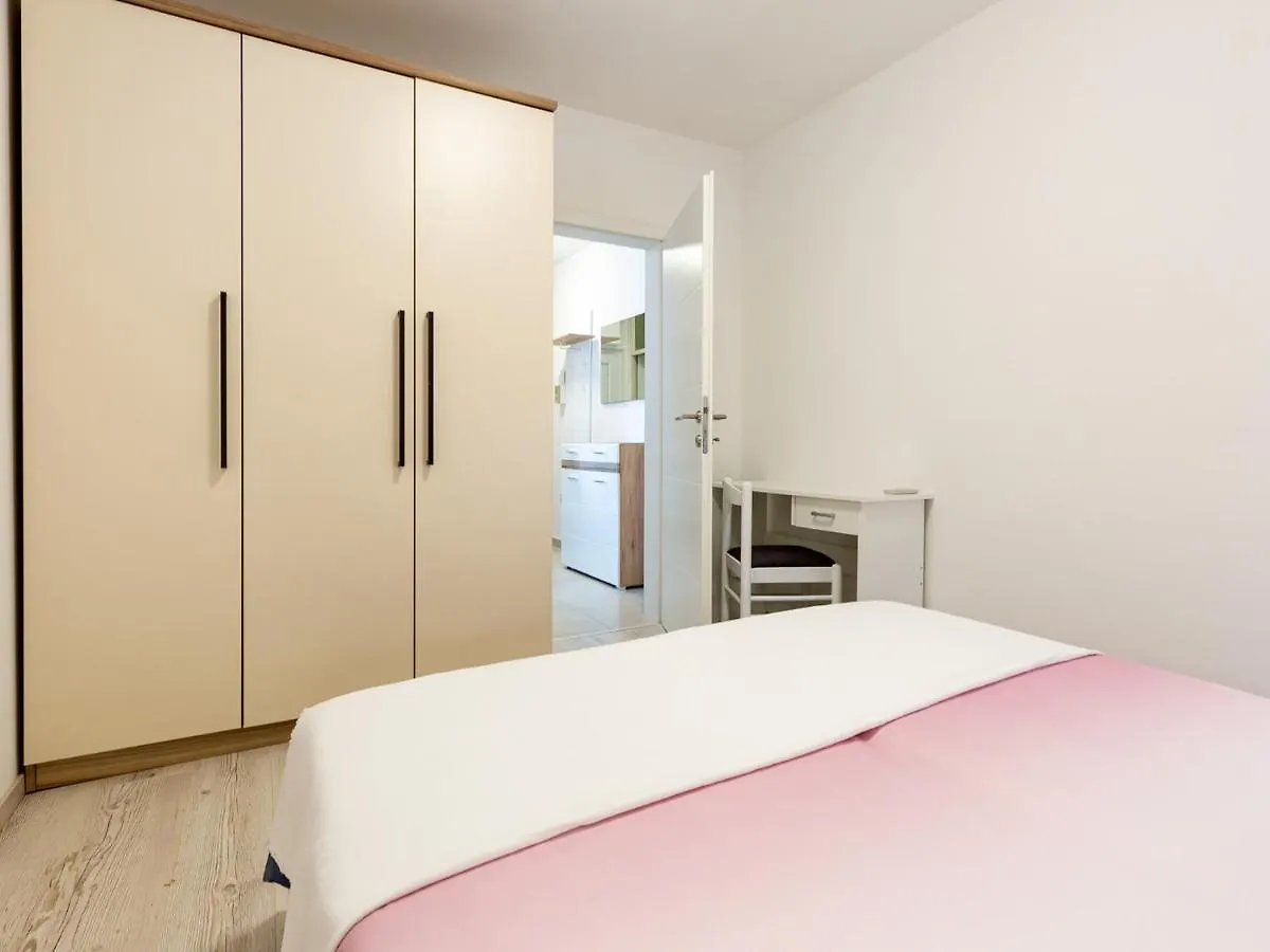 Amoroso Apartment 200M From Sea Porec Croatia